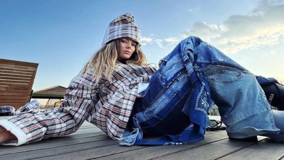 Delia și-a creat haine din plase de rafie. Cum au fost vechile papornițe transformate în modă avangardistă 