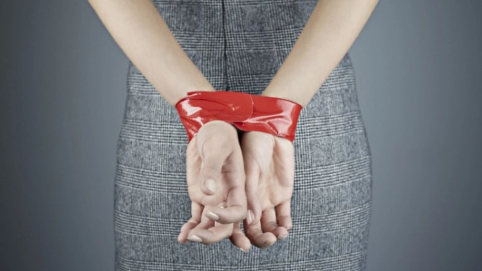 „50 Shades of Gray”. Ce a pățit o femeie din București care a chemat acasă un bărbat cunoscut pe internet. Noua metodă de înșelăciune care alertează poliția