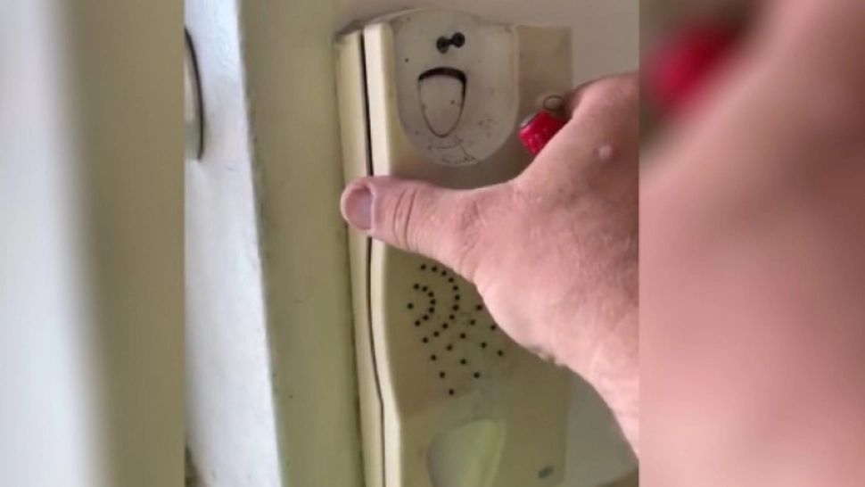 Descoperire terifiantă într-un telefon ascuns în perete. I-a înghețat sângele când l-a desfăcut - FOTO