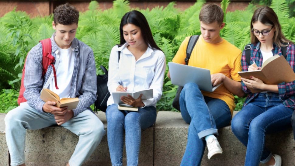 Revolta tinerilor cu studii pe care nu-i angajează nimeni: „Am lucrat 3 joburi și nu mi-am permis nici să-mi iau o mașină” 