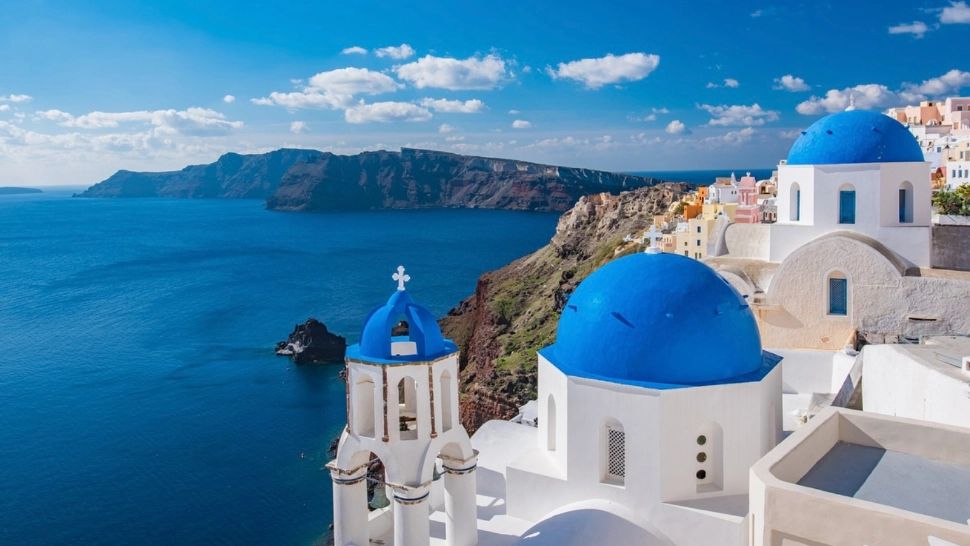 Grecia a introdus o nouă taxă pentru turiști. Cât vor plăti românii pentru fiecare zi petrecută în paradisul albastru