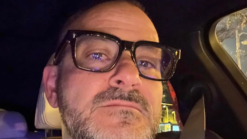 Dezvăluiri din scandalul puilor vopsiți, ce se ascunde în spatele isteriei naționale provocate de Horia Constantinescu