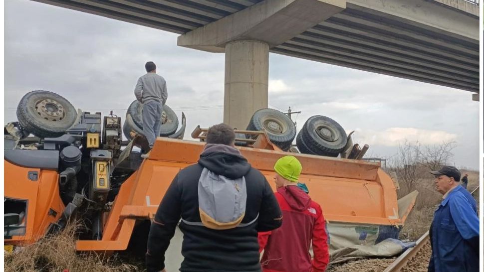 Accident cu 3 morți pe Centura Avrigului, în Sibiu. Un camion a căzut de pe un pod lângă calea ferată