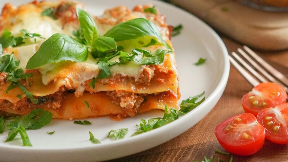 Rețeta de weekend. Lasagna delicioasă, potrivită pentru o cina armonioasă în familie. Rețeta, pas cu pas