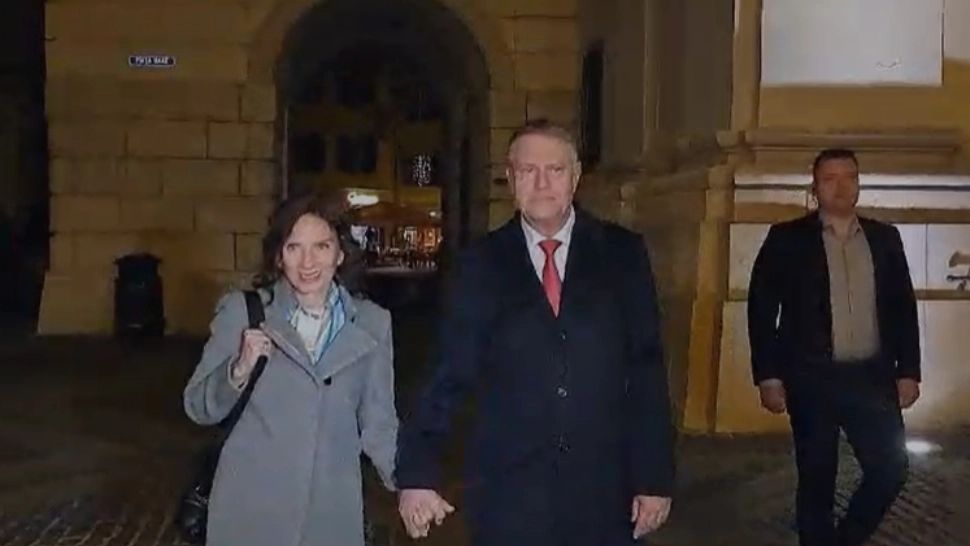Preşedintele Klaus Iohannis, împreună cu soţia sa, la slujba de Înviere care a avut loc la Biserica Romano-Catolică ”Sfânta Treime” din Sibiu