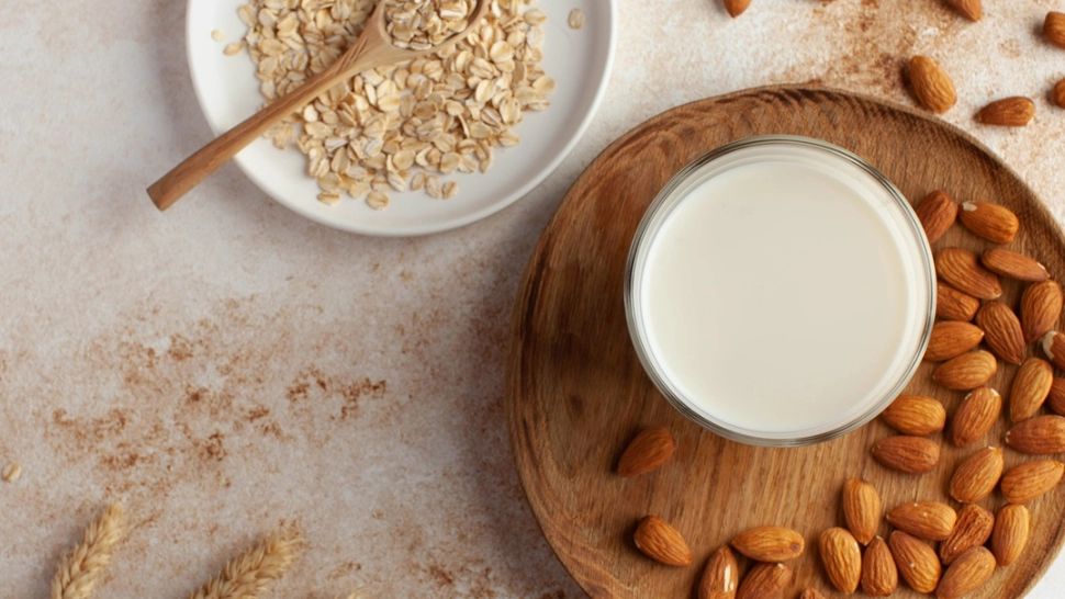 Laptele de ovăz vs. laptele de migdale. Care este mai potrivit într-o dietă sănătoasă