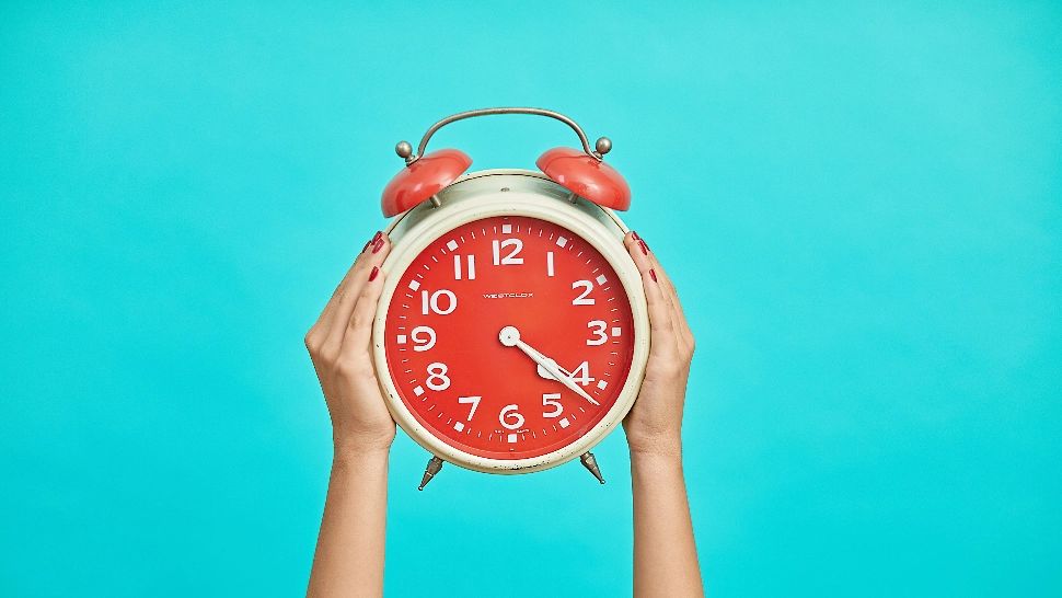 România trece la ora de vară în această noapte! Ora 3 devine ora 4