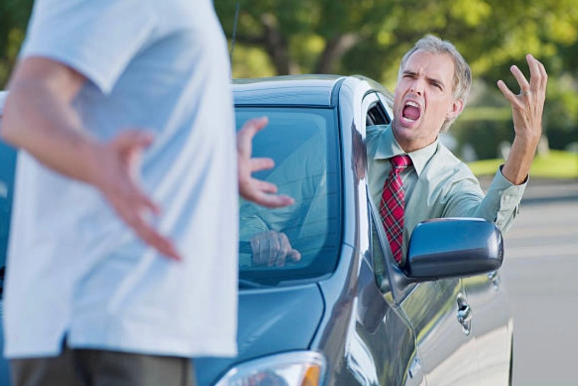 Ce pățește pietonul dacă lovește mașina cu piciorul sau pumnul dacă șoferul nu îi acordă prioritate?