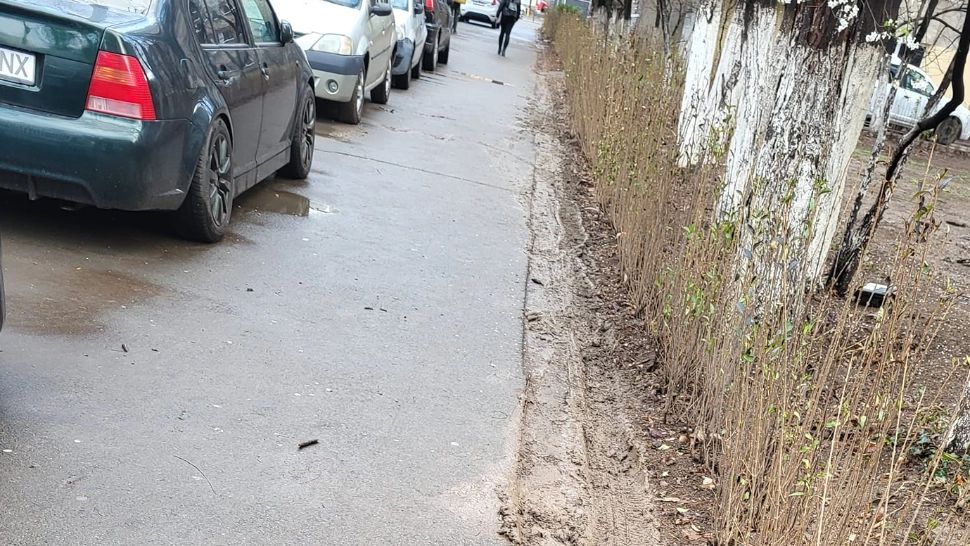   Alertă în București. Polițiștii caută un suspect care a spart geamurile de la 16 autoturisme, în sectorul 6