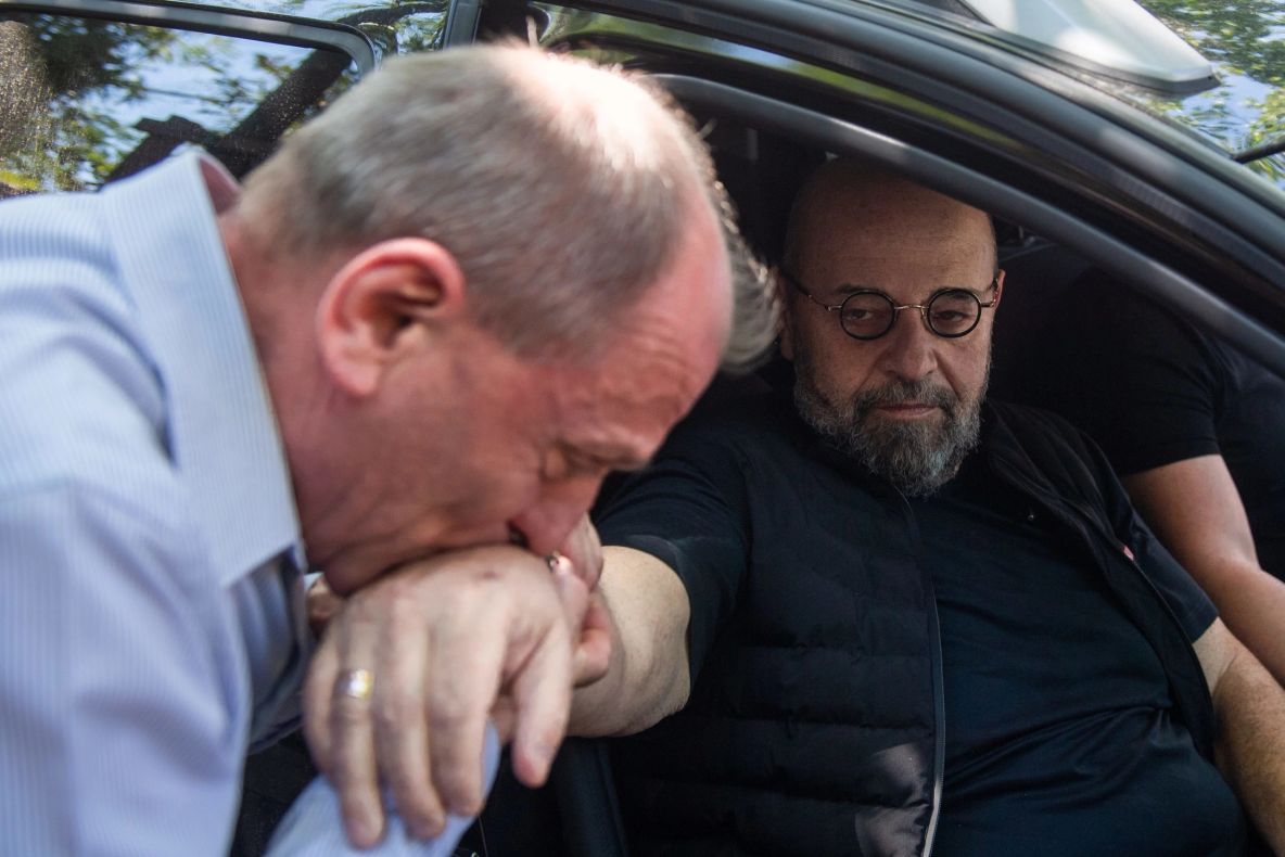 Piedone Jr. s-ar fi baricadat în birou ca să scape de intrebările jurnaliștilor Realitatea Plus. Aroganță maximă a clanului Piedone -VIDEO