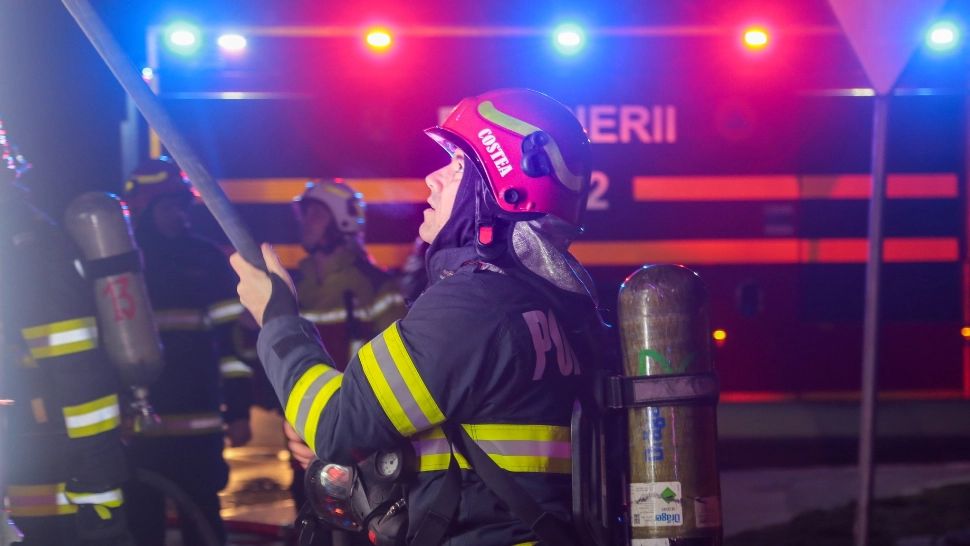 Două femei, transportate la spital cu atac de panică în urma unui incendiu într-un bloc din Titu. 15 persoane, evacuate din imobil