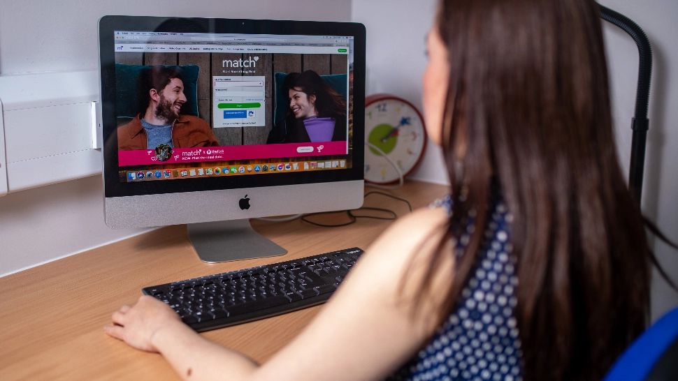 Atenție cu cine te potrivești pe aplicațiile de DATING. Cum eviți să devii o victimă a romance scam-ului