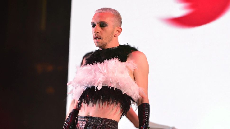 Cinci travestiți din București, arestați pentru că le-ar fi furat bunuri unor bărbați ademeniți cu promisiunea unor servicii sexuale