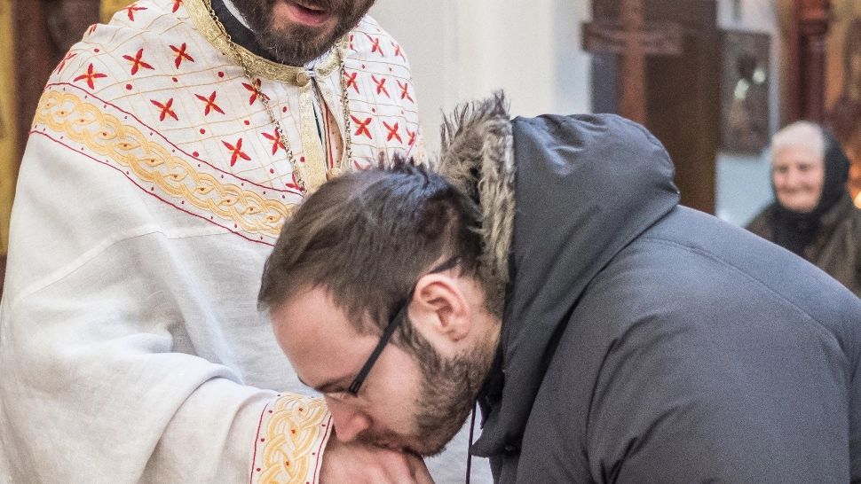 De ce sărutăm mâna mamei și a preotului? Explicația dată de un îndrăgit preot