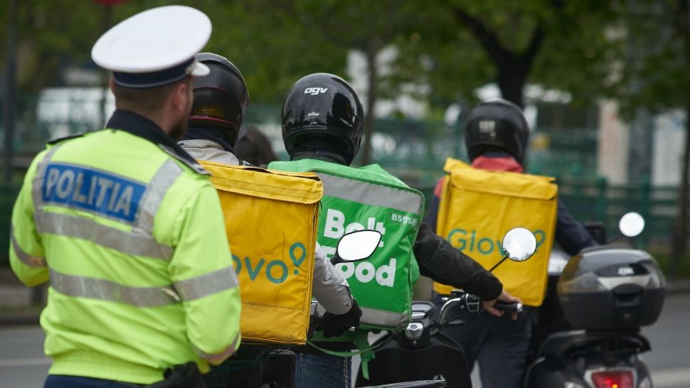 Două amenzi dintr-o lovitură pentru un curier care mergea cu bicicleta pe trotuar. Tânărul s-a adresat instanței: ce a obținut