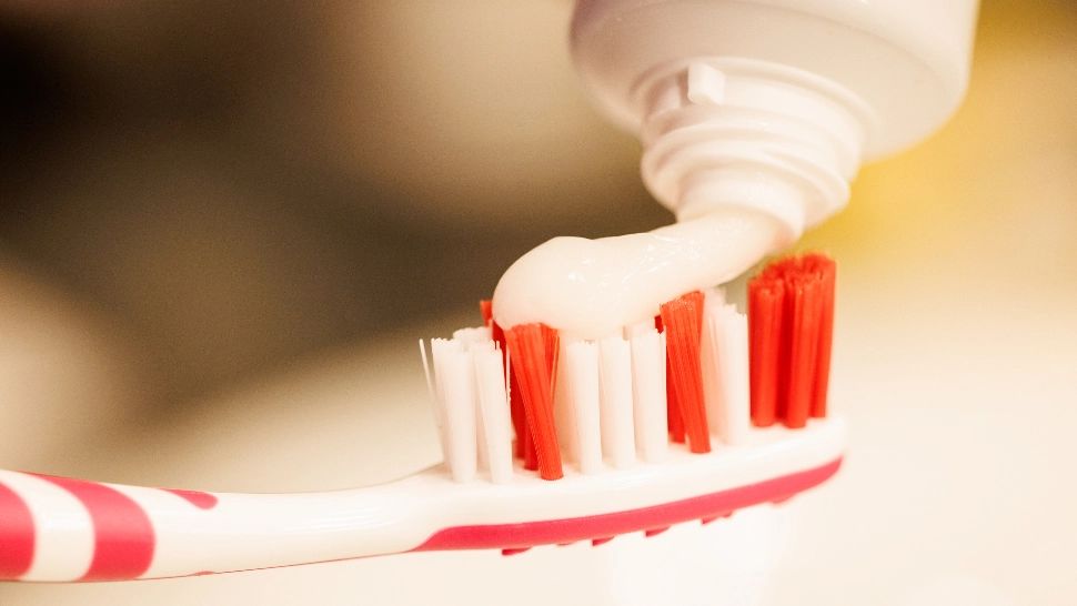 Ce se ascunde, de fapt, în spatele obiceiurilor și a rutinii de zi cu zi? Starea mentală, dezvăluită de modul în care foloseşti tubul de pastă de dinţi