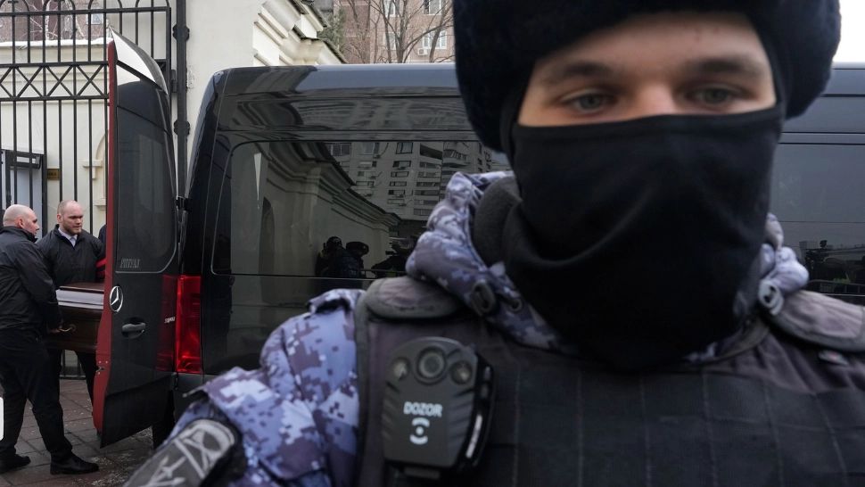 Putin, demonstrație de forță în ziua funeraliilor lui Aleksei Navalnîi. Cel puţin de 45 de persoane reţinute pentru că au adus omagiu opozantului rus