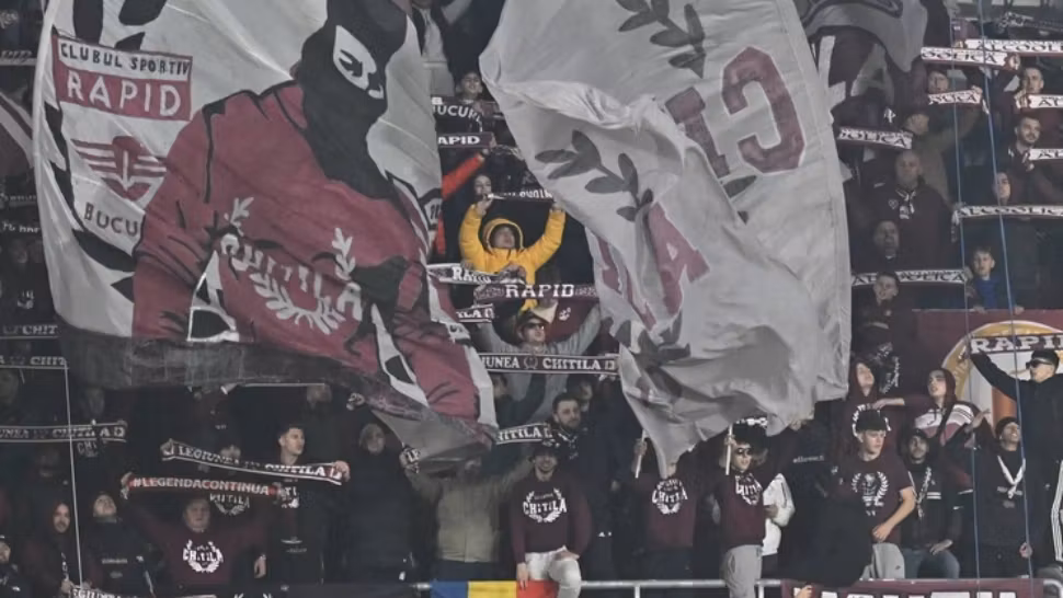 Spirite încinse la meciul Rapid - Farul. Suporterii echipei Rapid protestează, după ce șeful galeriei a fost arestat