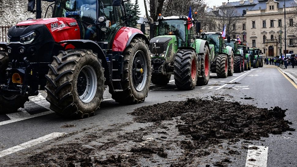 Protest cu BĂLEGAR la Praga. Fermierii cehi au blocat artere și au aruncat dejecții în fața unor clădiri guvernamentale