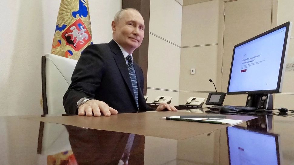 Alegerile din Rusia 2024: Vladimir Putin a votat online, de la birou. Opoziția spune că votul electronic va fi folosit pentru fraudarea scrutinului
