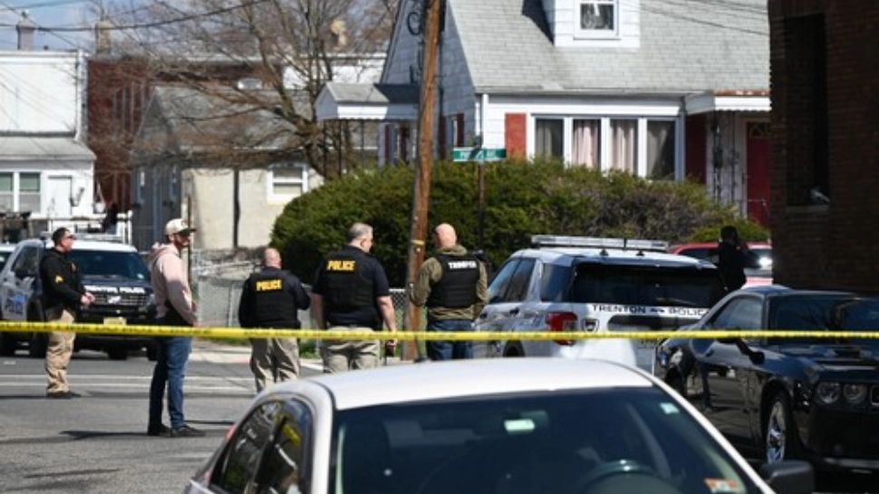 Și-a ucis familia și apoi s-a baricadat în casă. Printre victime, sora de 13 ani și femeia cu care avea doi copii