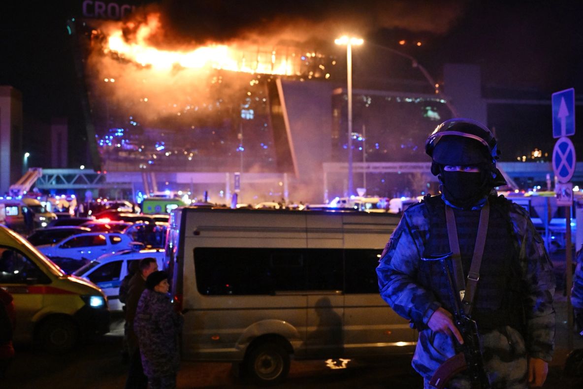 Teroare în inima Rusiei: zeci de morți, sute de răniți. Gruparea Stat Islamic a revendicat lovitura și amenință cu noi atacuri. Flăcările, vizibile de la Kremlin