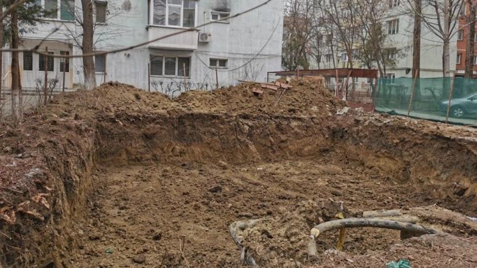 Două blocuri din Constanța riscă să se prăbușească din cauza săpăturilor la fundație. Tragedia de la Odorheiul Secuiesc, la un pas să se repete