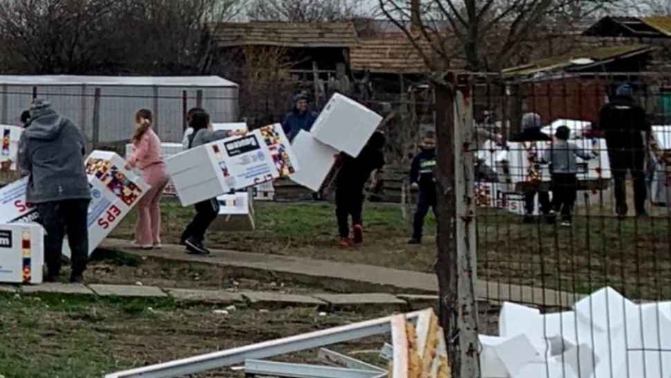 Elevii dintr-o școală din Olt, puși să care materiale de construcții. Orele, ținute în zgomot de bormașină și bubuituri. Director: „Așa, și?” - FOTO