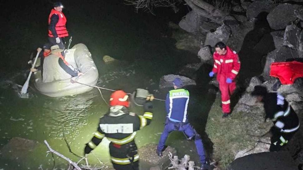 Bărbat salvat de pompieri după ce a rămas blocat cu barca la pescuit pe râul Siret