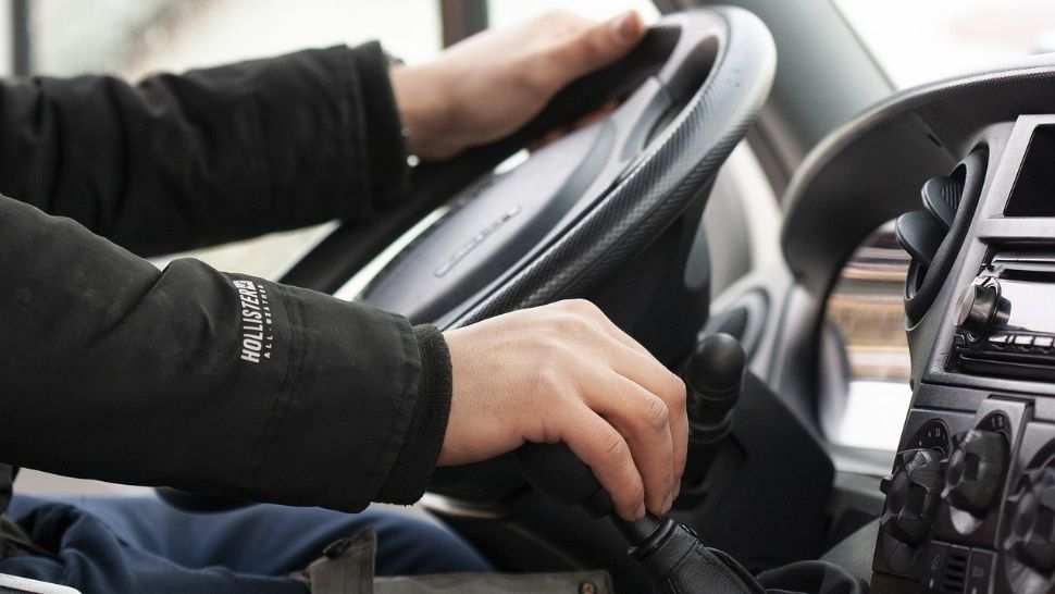 Șofer de ride-sharing, amendat la Cluj după ce a întors pe trecerea de pietoni pentru a-și lua clienții