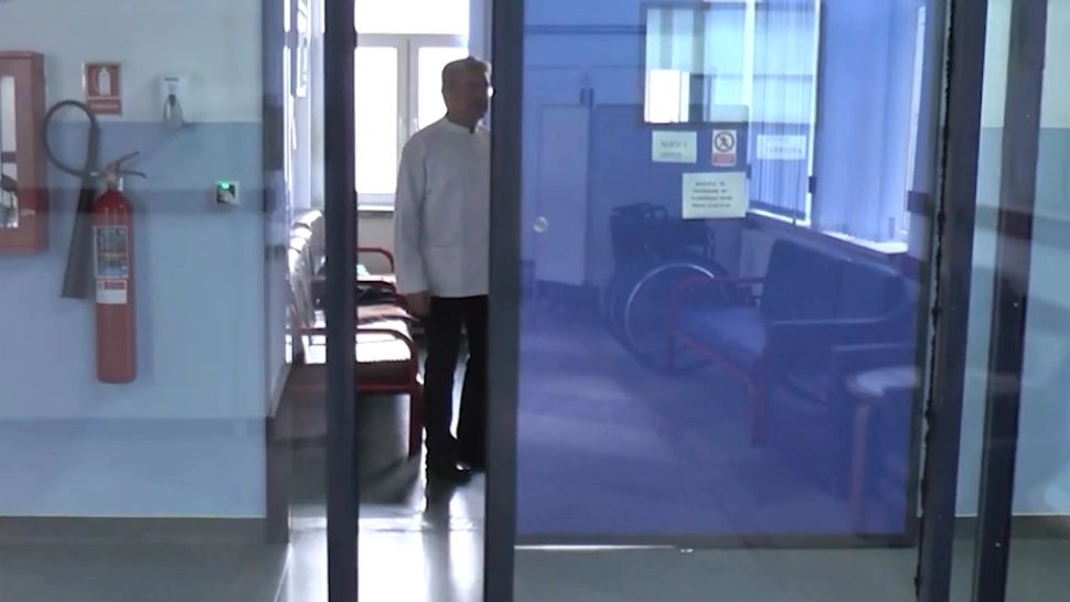 Criză de medici la spitalul din Orșova. Conducerea a angajat doctori la pensie, ca să nu își suspende activitatea