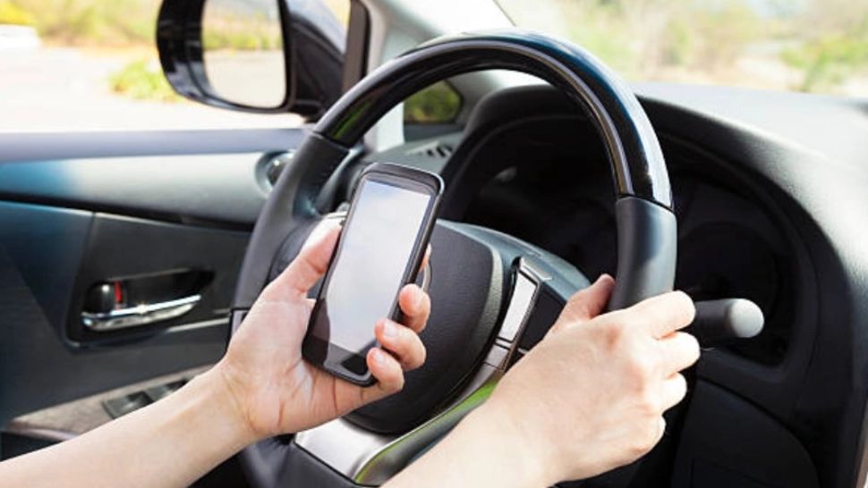 La cât a ajuns amenda pentru vorbitul la telefon la volan. În ce condiții pot rămâne șoferii fără permis
