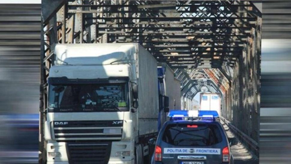 Opt migranți, salvați de la moarte prin congelare, într-un camion frigorific, în Vama Giurgiu. Toți au fost duși la spital - VIDEO