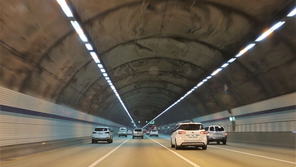 Accident teribil: un autobuz s-a izbit de peretele unui tunel. 14 persoane au murit pe loc, alte 37 au fost grav rănite