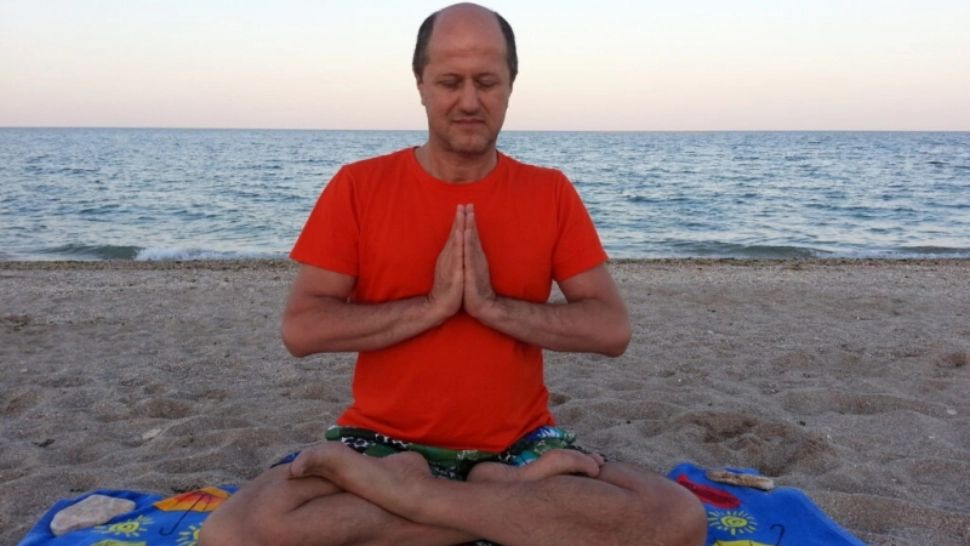 "Noul Bivolaru", cunoscut pentru aparițiile în emisiuni despre horoscop, acuzat de trafic de persoane și viol. Profesorul de yoga exploata sexual victimele si le filma