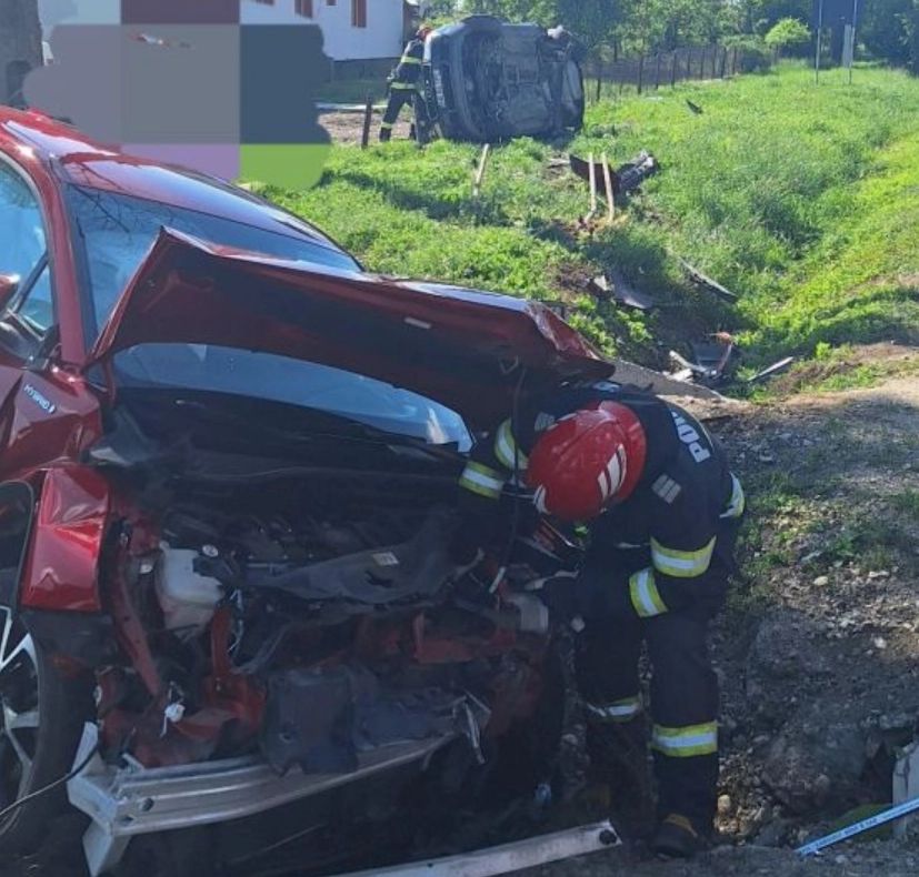 Impact violent între două mașini, în județul Argeș. Una dintre ele s-a răsturnat: 3 persoane au ajuns la spital