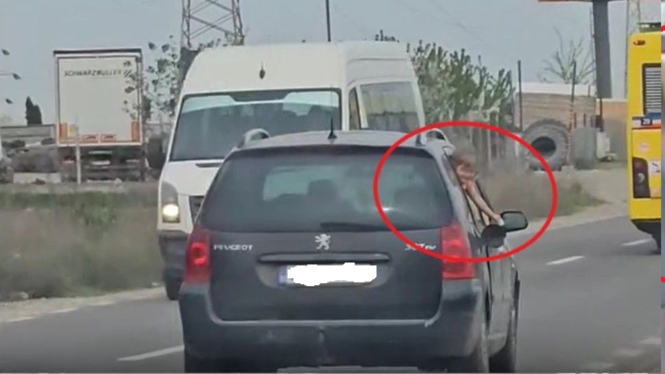 Copil de 3-4 ani, ieșit pe geamul unei mașini aflate în mers: părinții nu au luat nicio atitudine. Scene ireale în trafic, la Constanța!