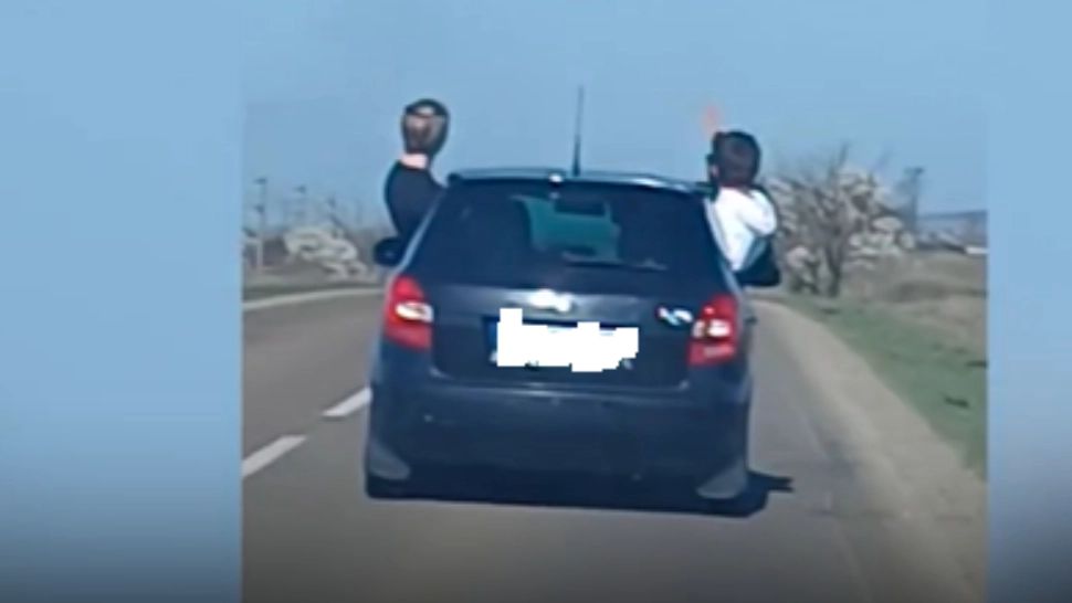 Tineri ieșiți pe jumătate din mașină, în mers! Teribilism dus la extrem