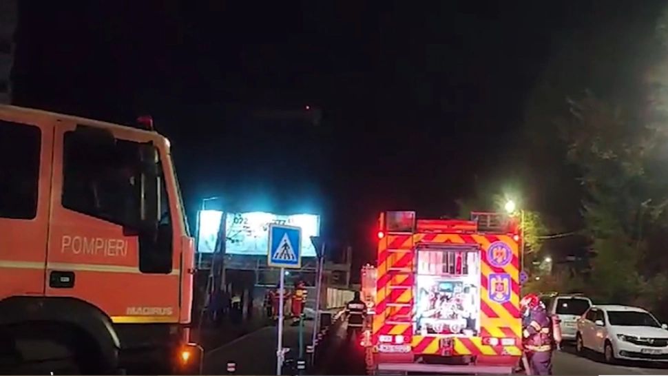 Cafenea aflată într-un complex din Popești-Leordeni, mistuită de flăcări. Intervenția pompierilor, îngreunată de vântul puternic