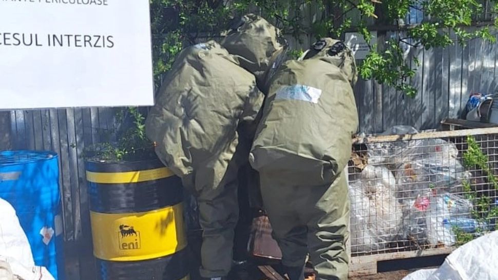 Intervenție contracronometru a pompierilor din Deva, după ce un recipient cu o substanță toxică a început să se deformeze. Cum s-a încheiat misiunea