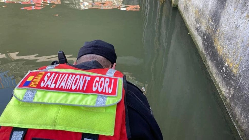 Trupul femeii înecate într-un baraj de pe râul Olt, găsit de salvatorii. Cadavrul, recuperat la aproximativ două săptămâni de la producerea incidentului