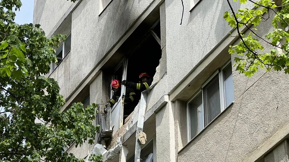 Panică în centrul Iașiului, după explozia unei TROTINETE electrice. Un apartament a luat foc, zeci de oameni evacuați - FOTO