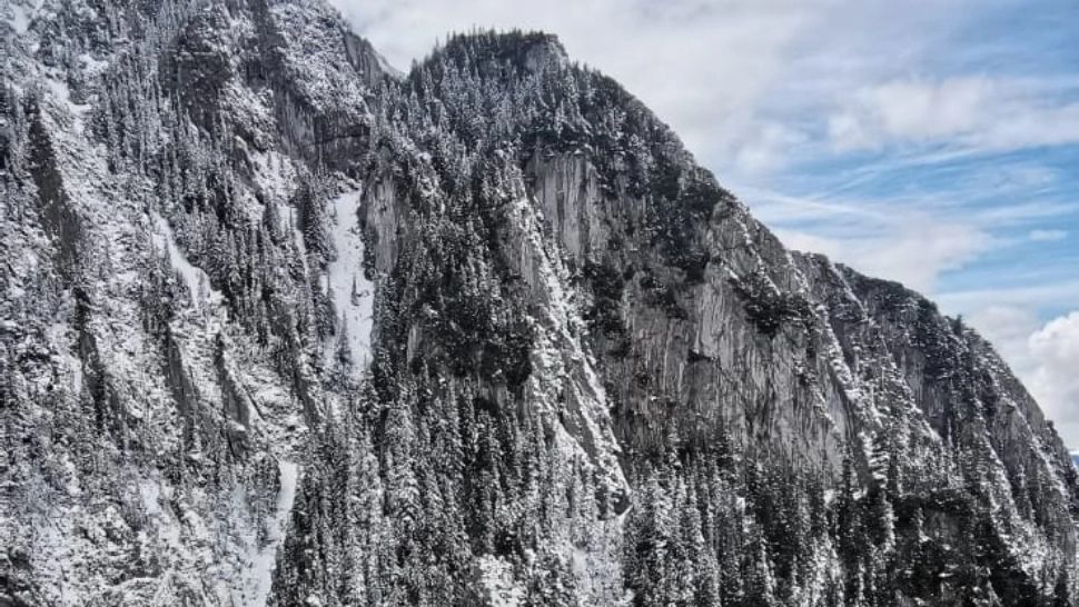 Intervenție dificilă a salvamontiștilor din Zărnești: O persoană a căzut de la 400 m și a murit