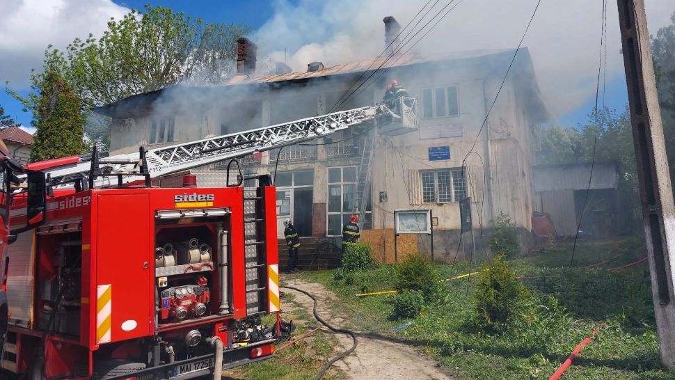 Incendiu la o primărie din Dolj: planșeul de la etajul 1 s-a prăbușit, în două camere. Intervin pompierii