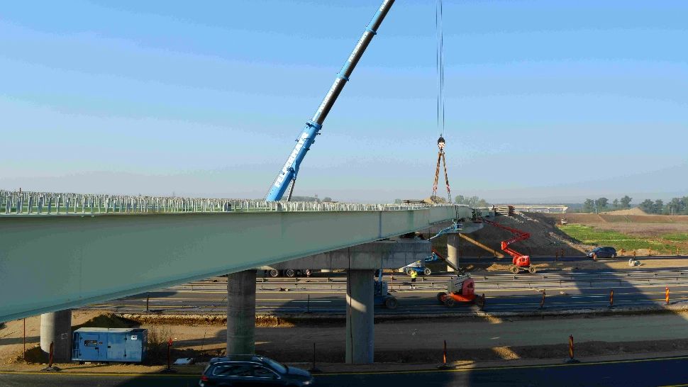 Un pas mai aproape de inaugurarea A0 Sud: AKTOR a montat secțiunea centrală a viitorului pasaj peste A1 - FOTO