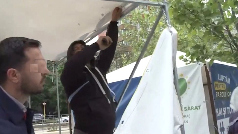 Scandal în sectorul 3. Politia locală vrea să ridice un cort electoral al partidului condus de George Simion, AUR - VIDEO