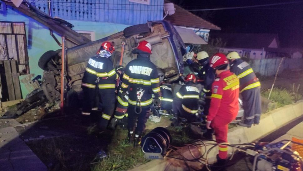 Doi tineri au murit, iar o față de 14 ani a ajuns la spital, după ce au intrat cu mașina într-un stâlp. Tragedie la Vâlcea - FOTO/VIDEO