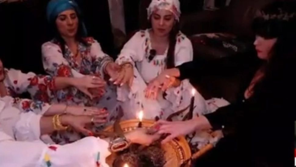 O englezoaică a venit în România ca să se facă vrăjitoare. S-a săturat să fie înșelată de soțul-fantomă