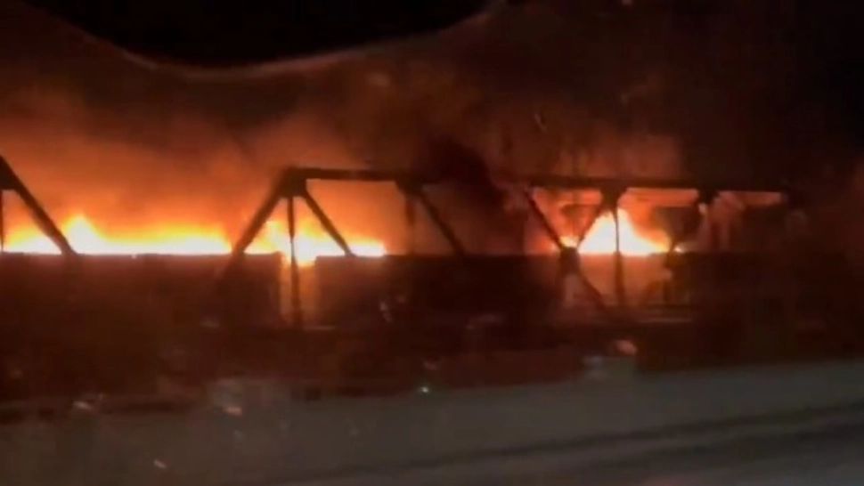 Un tren de marfă cu 5 vagoane a luat foc în mers! Imagini incredibile din Canada