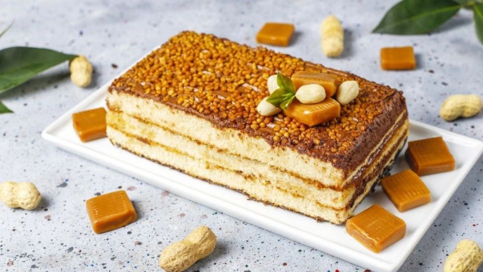 Prăjitură cu caramel și arahide. O textură crocantă cu un blat pufos!